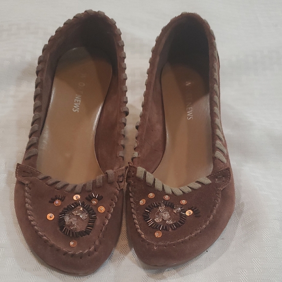 new port news Shoes - NEW Port News Stylish Brown Embellished Moccasins Kitten Heel